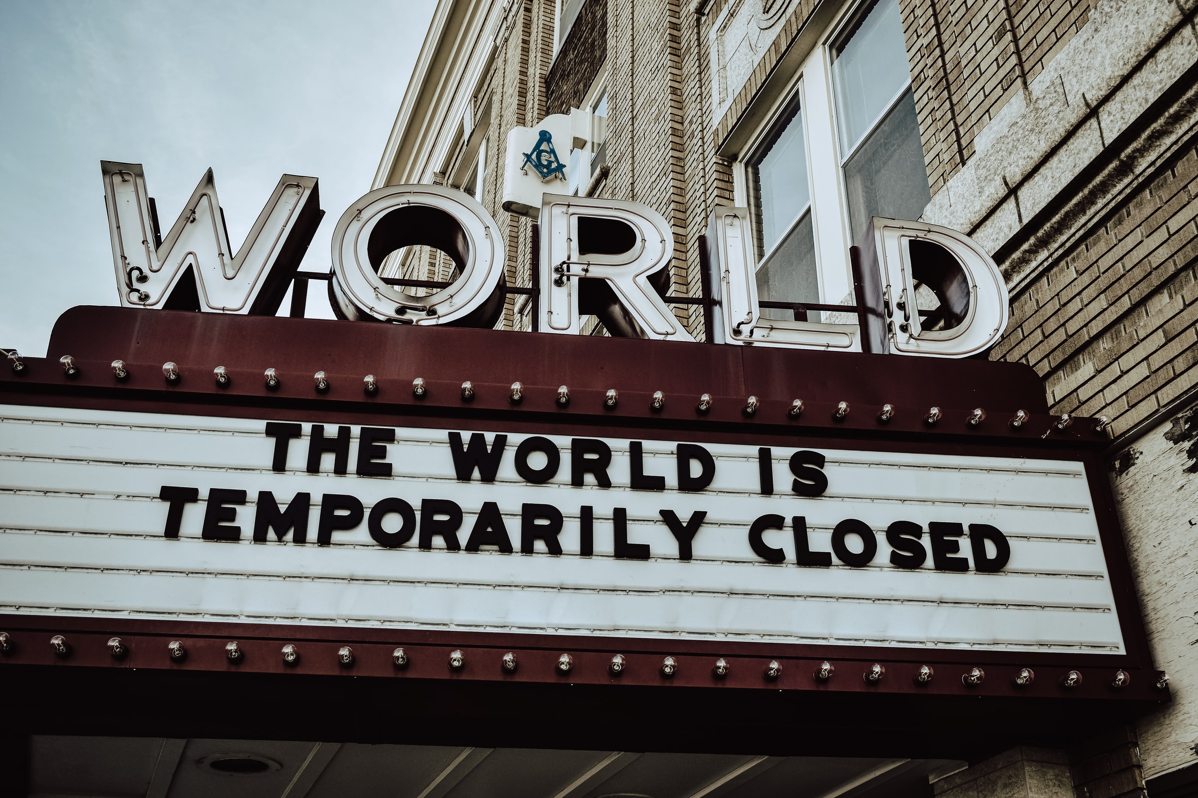 World marque sign that says "The world is temporarily closed" disrupting your supplier network
